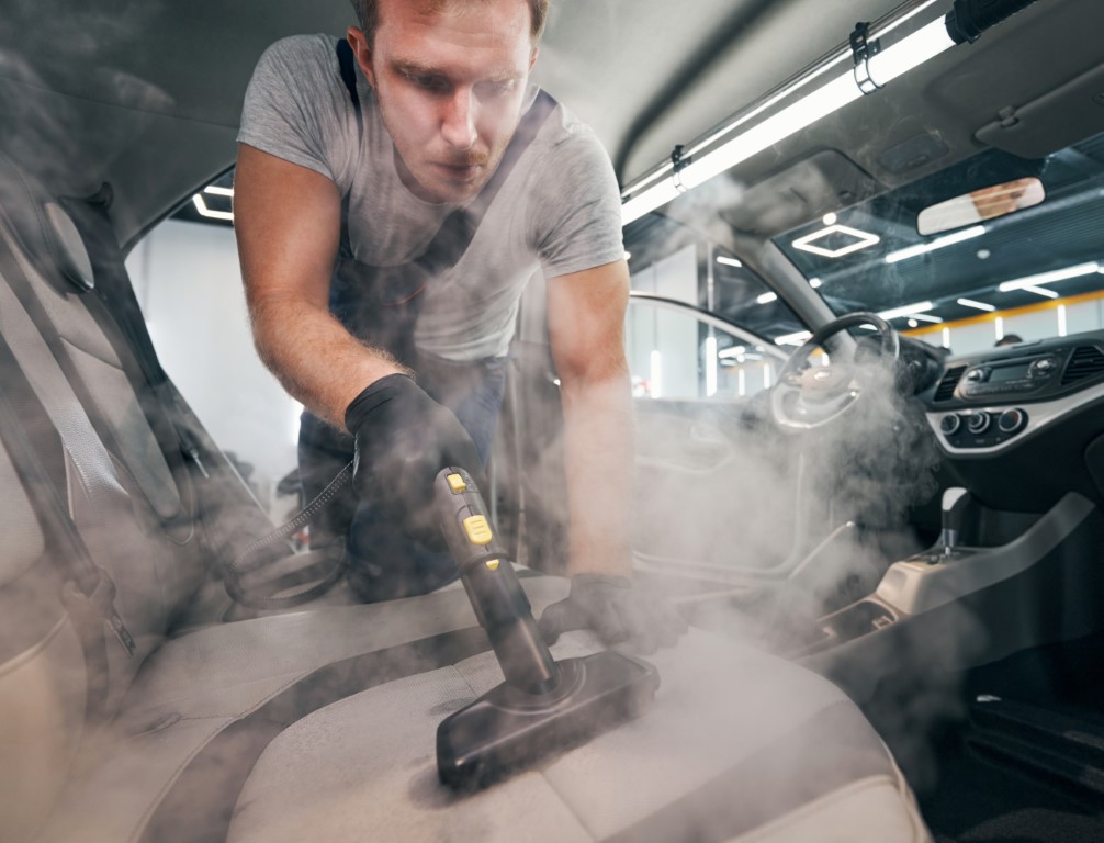 Kompleksowe czyszczenie auta – czy warto zainwestować w profesjonalną usługę?